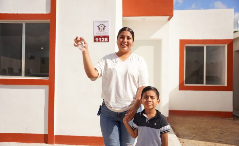 CARMEN LILIA CANTUROSAS ENTREGA VIVIENDAS A MUJERES JEFAS DE FAMILIA Y CONVIERTE SU ESFUERZO EN PATRIMONIO